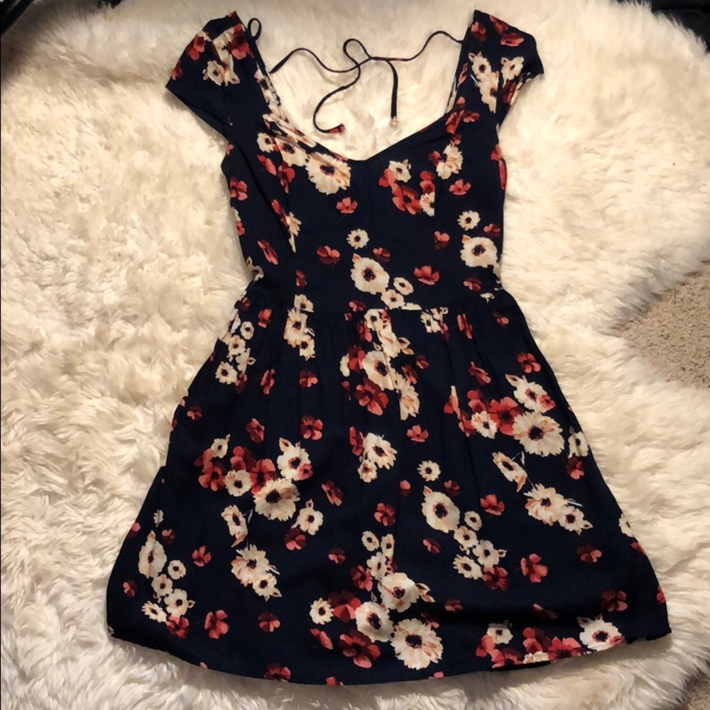 size M cap sleeve floral dress